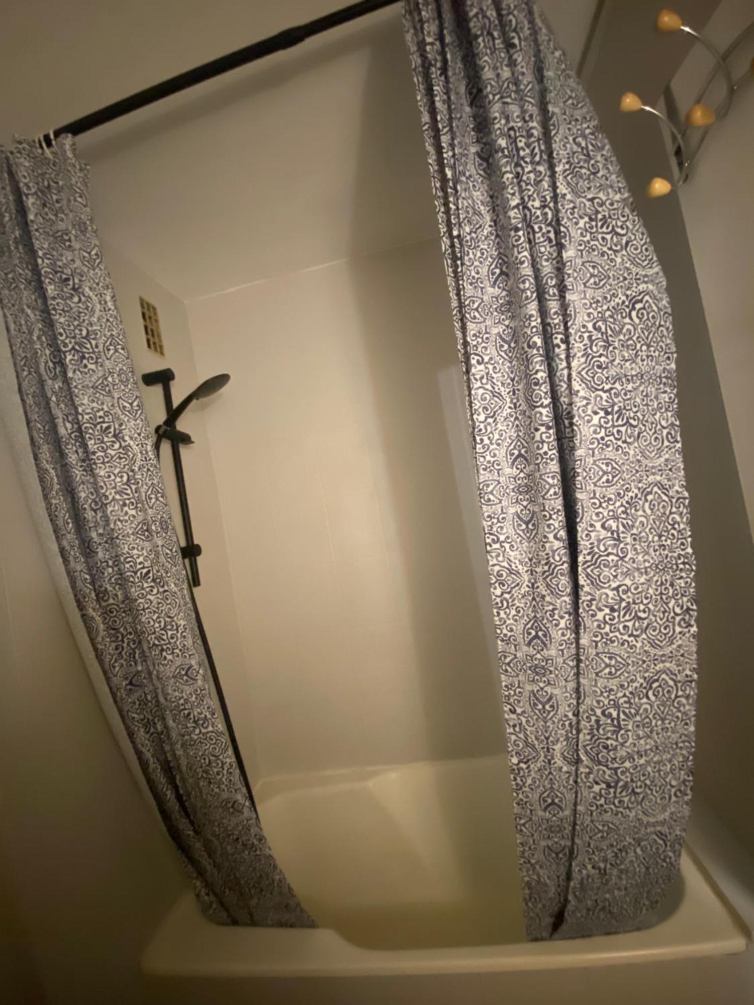 Bel Appartement Spacieux ,Convivial De 3 Chambres Avec Parking Prive Secure Caen Eksteriør bilde