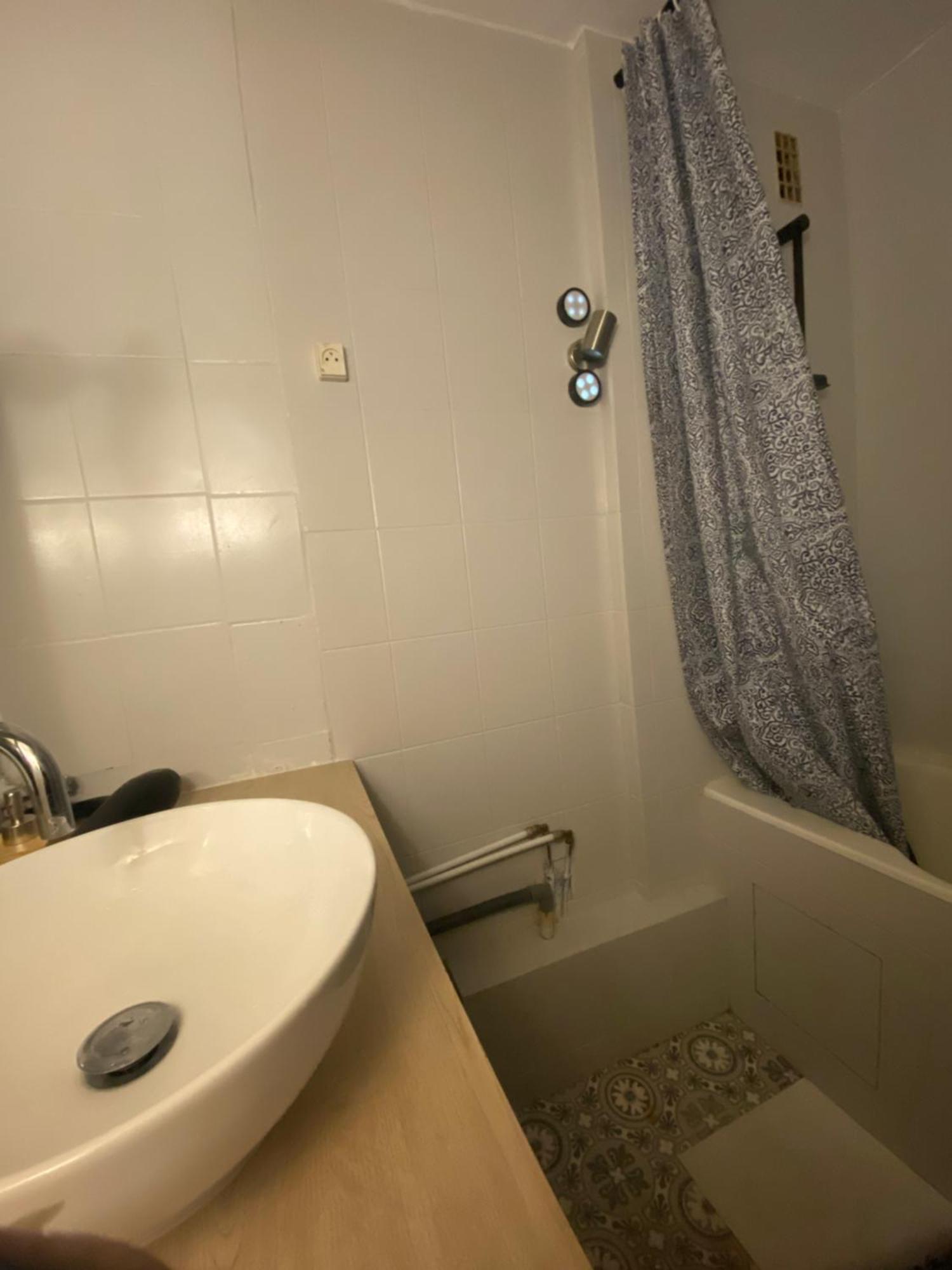 Bel Appartement Spacieux ,Convivial De 3 Chambres Avec Parking Prive Secure Caen Eksteriør bilde